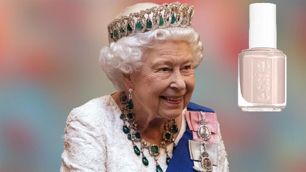 La reina Isabel, junto a su esmalte de uñas favorito, en un fotomontaje de JALEOS.