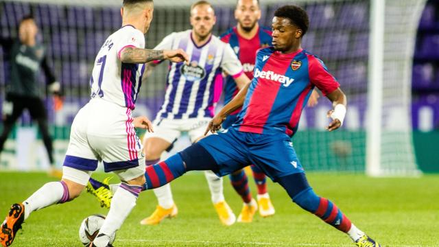 Mickael Malsa pelea un balón ante el Valladolid