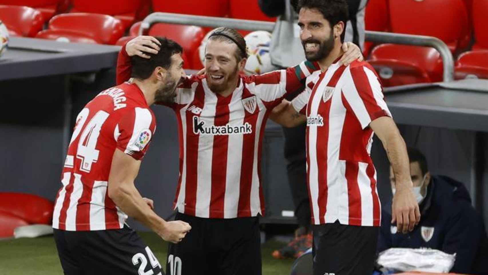 Raúl García celebra su gol al Getafe con Balenziaga y Muniain