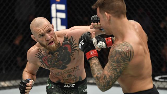 Golpe de Conor McGregor a Dustin Poirier, durante la UFC 257