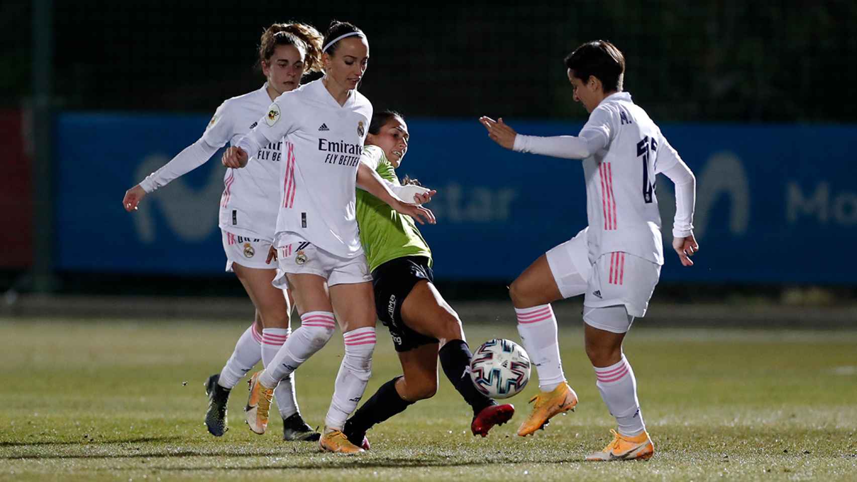 Marta Corredera, Kosovare Asllani y Teresa Abelleira intentan quitar el balón a una rival