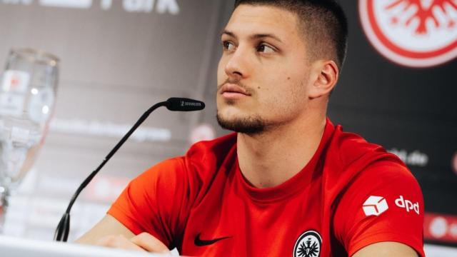 Luka Jovic, en su presentación con el Eintracht Frankfurt. Foto: Twitter (@eintracht)