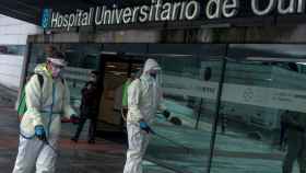 Empleados municipales desinfectan el acceso al Complejo Hospitalario Universitario de Ourense (CHUO) .
