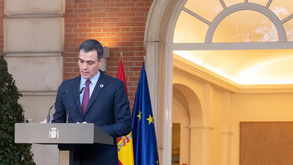 Pedro Sánchez, presidente del Gobierno, en la escalinata de Moncloa.