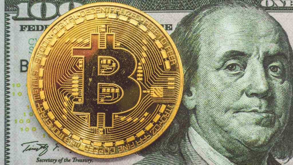Bitcoins y dólares, las principales divisas cripto y tradicionales.