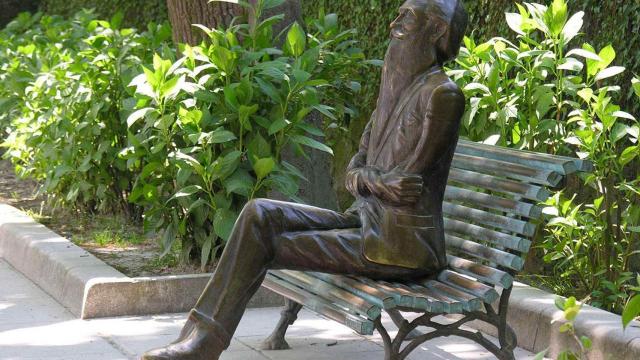 La estatua de Valle-Inclán en la Alameda de Santiago.