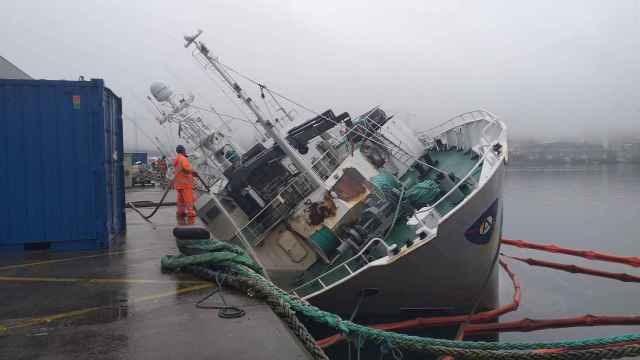 El buque arrastrero ‘Baffin Bay’, escorado y semihundido en el muelle de reparaciones de Bouzas.
