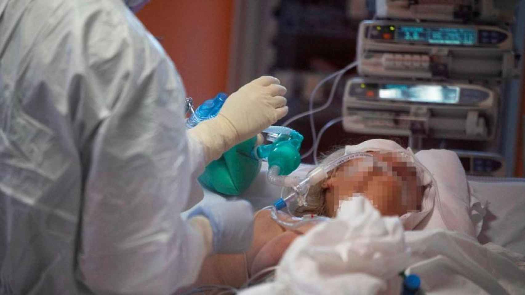 Imagen de un paciente de Covid-19 con respiración mecánica en un hospital italiano.