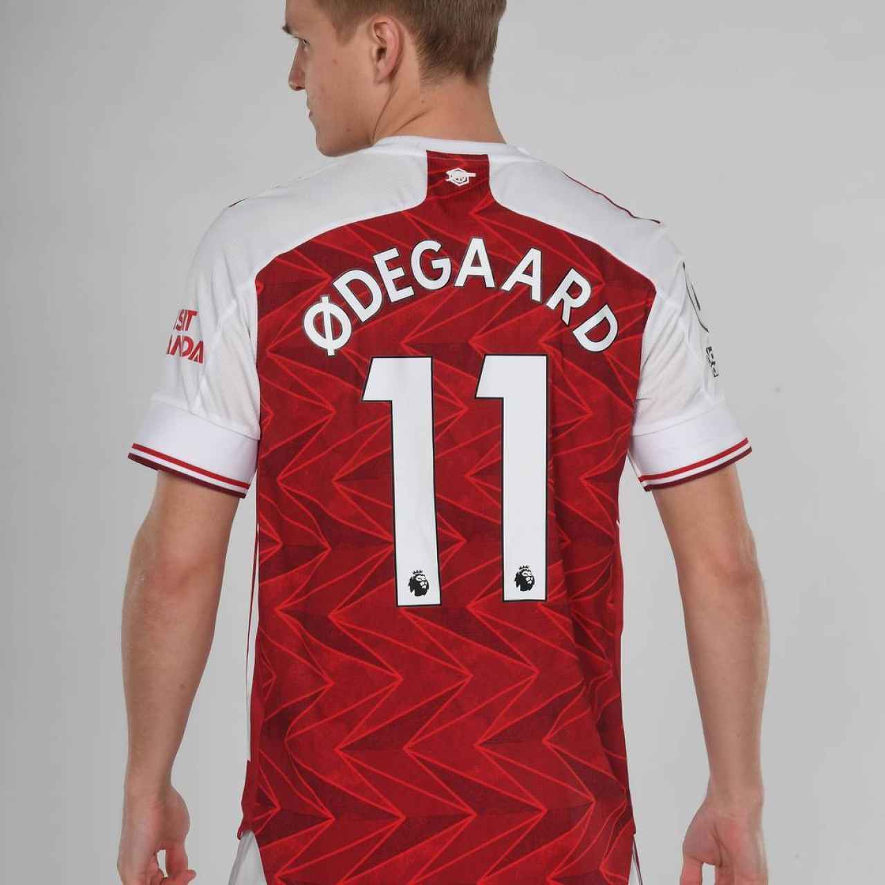 Martin Odegaard, con la camiseta del Arsenal. Foto: arsenal.com