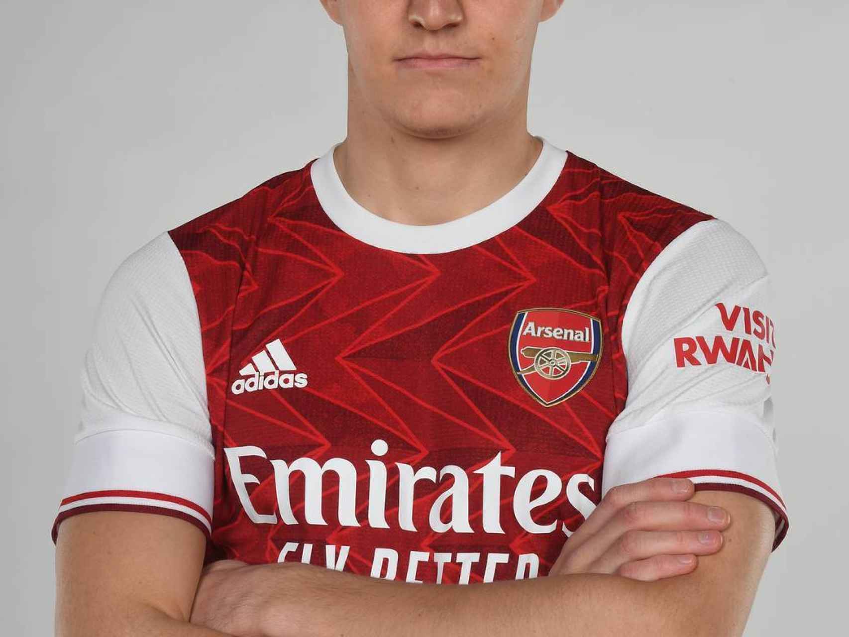 Martin Odegaard, con la camiseta del Arsenal. Foto: arsenal.com