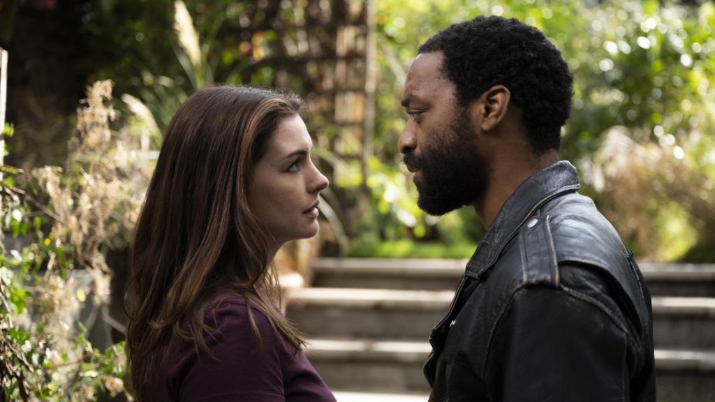 Anne Hathaway  y Chiwetel Ejiofor protagonizan esta nueva película confinada.