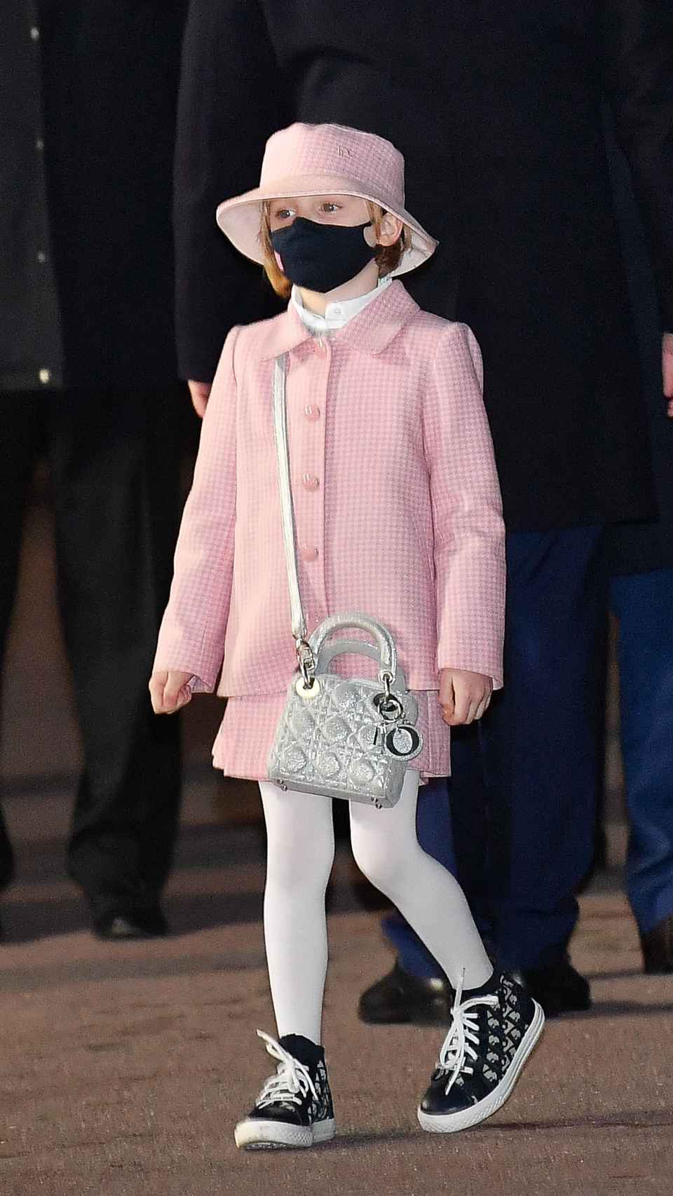 La princesa Gabriella de Mónaco con bolso de Dior.