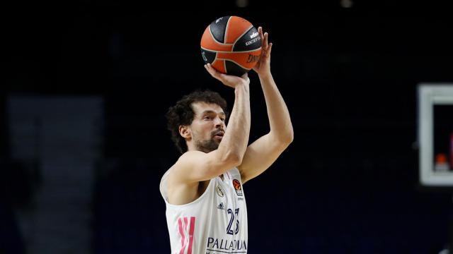 Sergio Llull lanzando a canasta