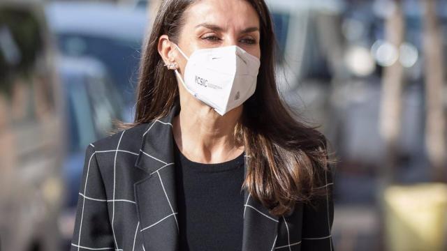 La reina Letizia llegando a una reunión con la Federación Española de Enfermedades Raras