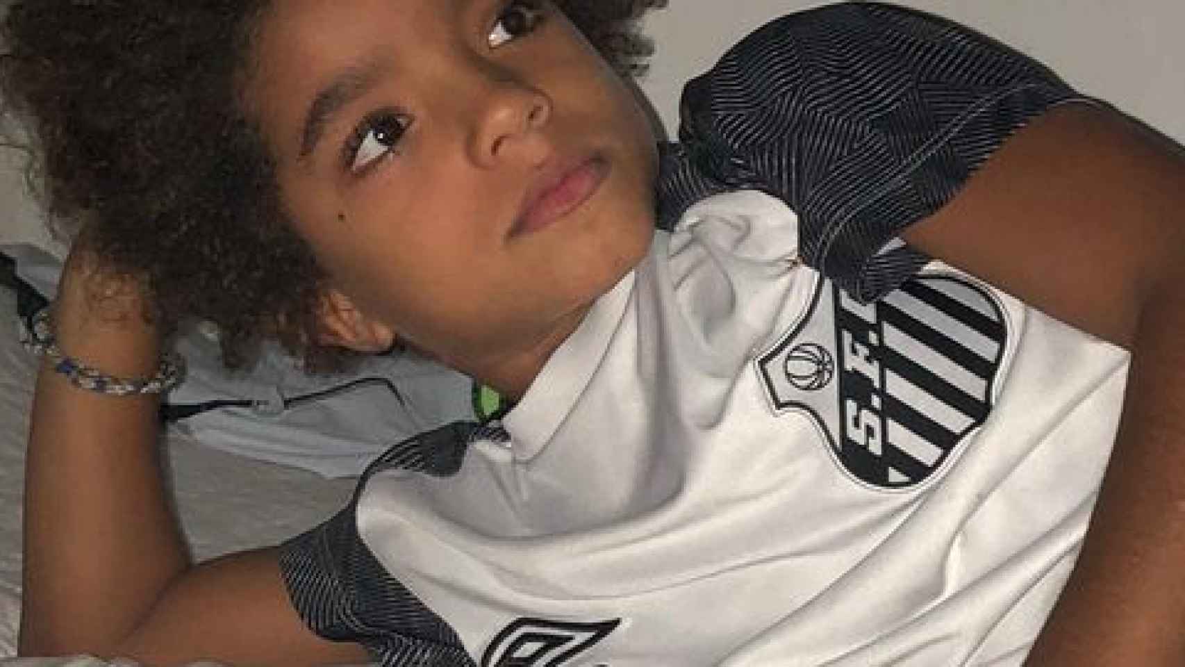 Kauan Basile, el niño que ha firmado con 8 años con Nike, con la camiseta del Santos