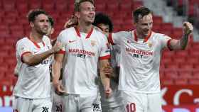 Los jugadores del Sevilla celebran el gol de Luuk de Jong al Valencia en la Copa del Rey