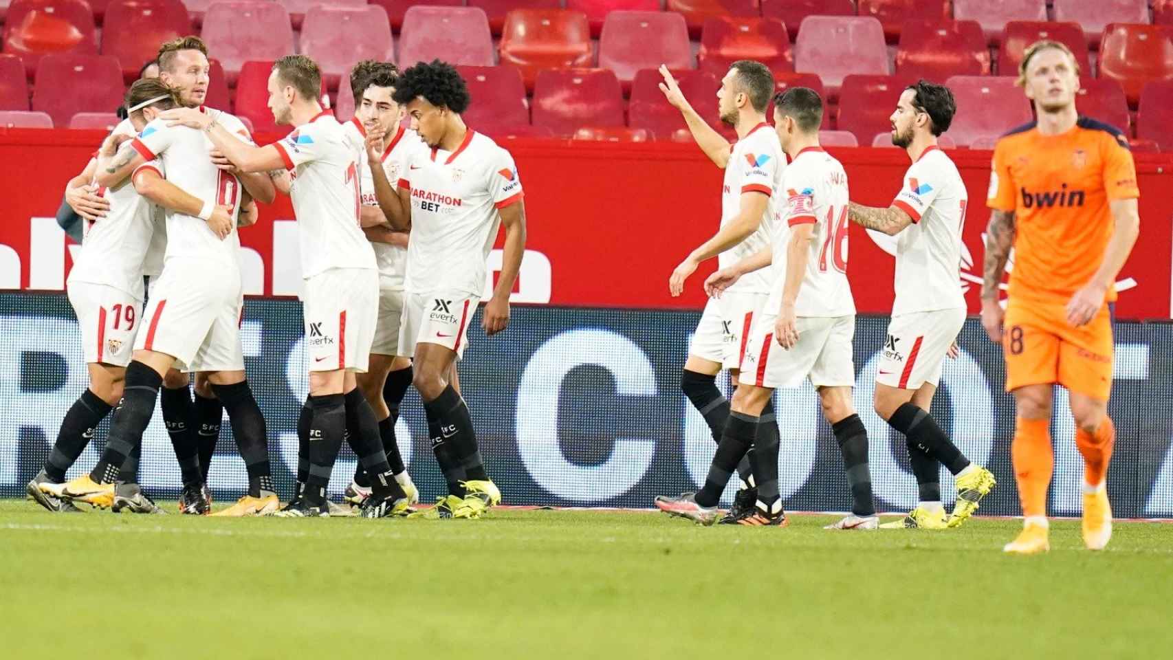 Los jugadores del Sevilla celebran uno de los goles de Luuk de Jong al Valencia