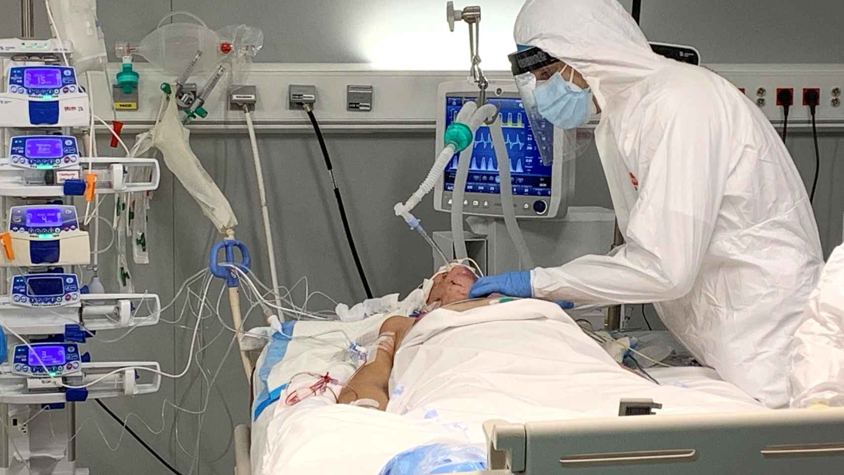 Empelados sanitarios realizan la primera intervención quirúrgica en el Hospital público Enfermera Isabel Zendal a una paciente con coronavirus ingresada en la UCI.