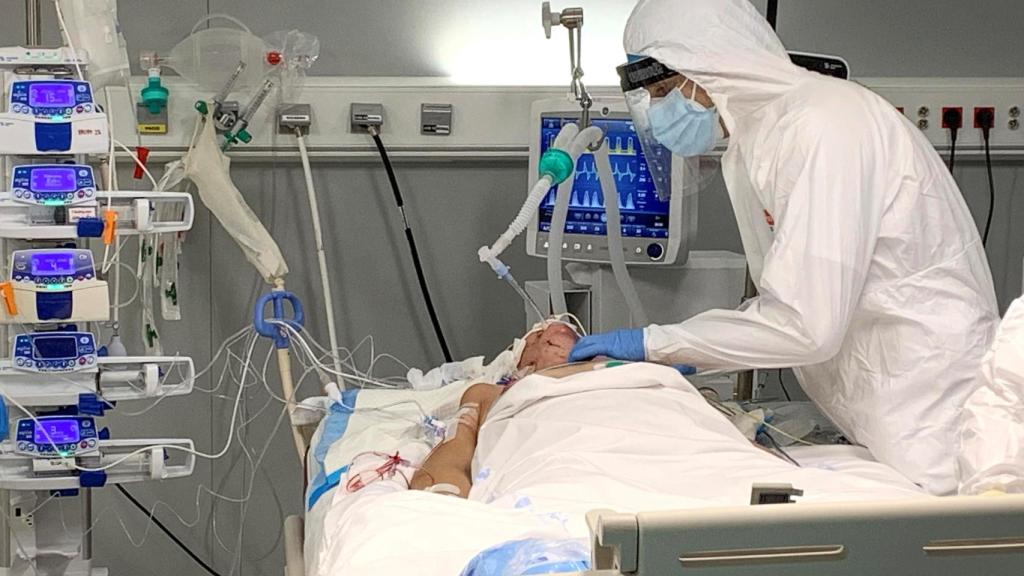 Empelados sanitarios realizan la primera intervención quirúrgica en el Hospital público Enfermera Isabel Zendal a una paciente con coronavirus ingresada en la UCI.