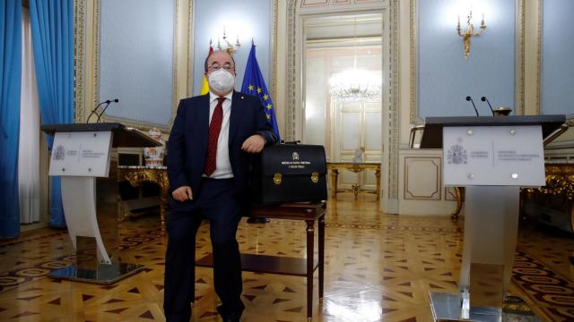 Miquel Iceta, con su cartera de ministro.