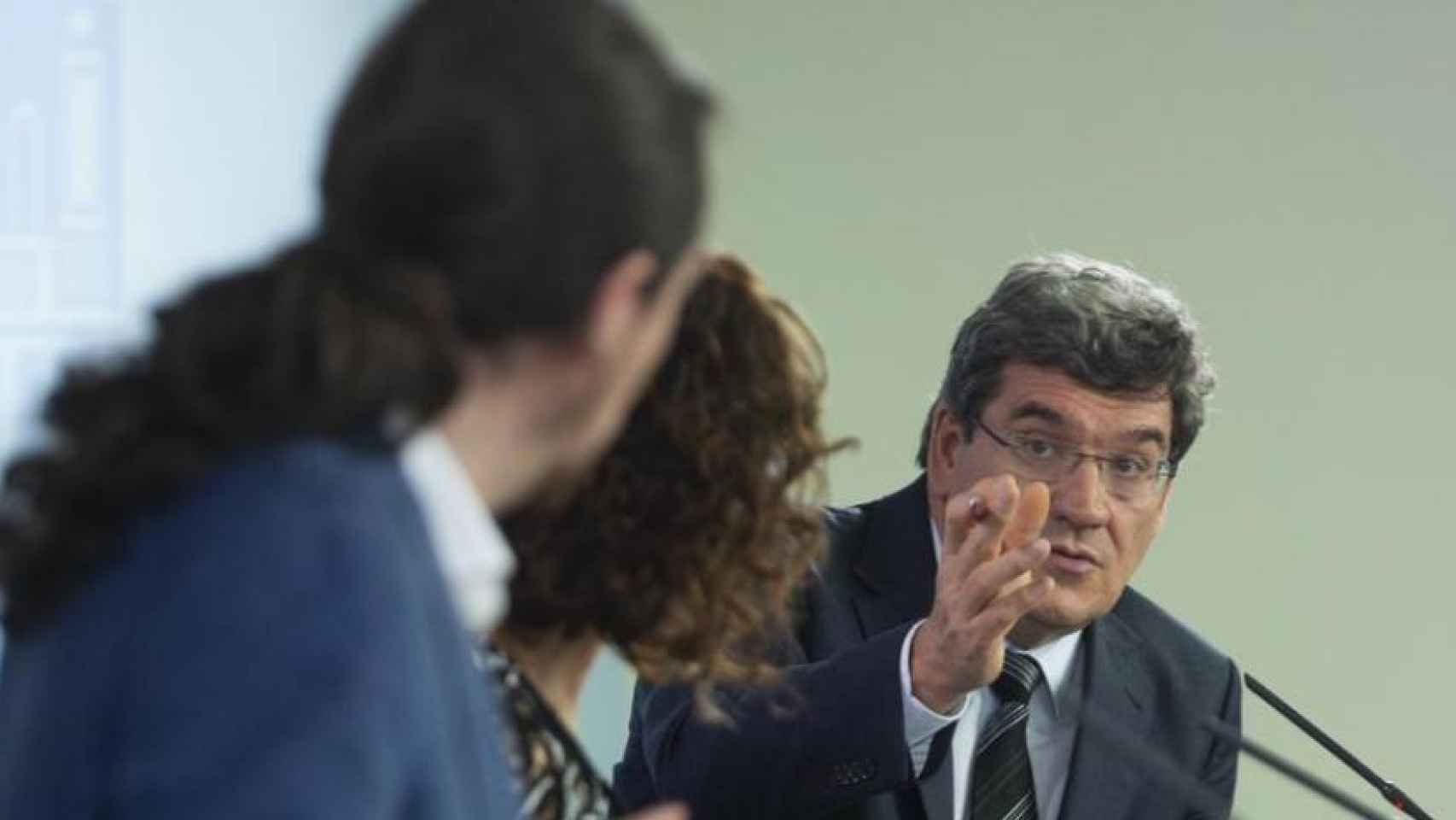 El ministro de Seguridad Social, José Luis Escrivá, la ministra de Hacienda, María Jesús Montero, y el vicepresidente segundo del Gobierno, Pablo Iglesias, en una imagen de archivo.