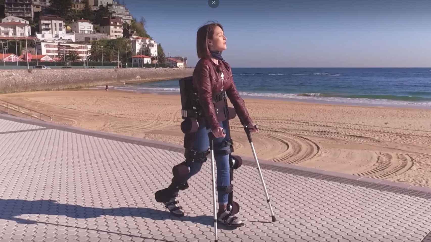 Una paciente con uno de los exoesqueletos de la startup Gogoa Mobility.