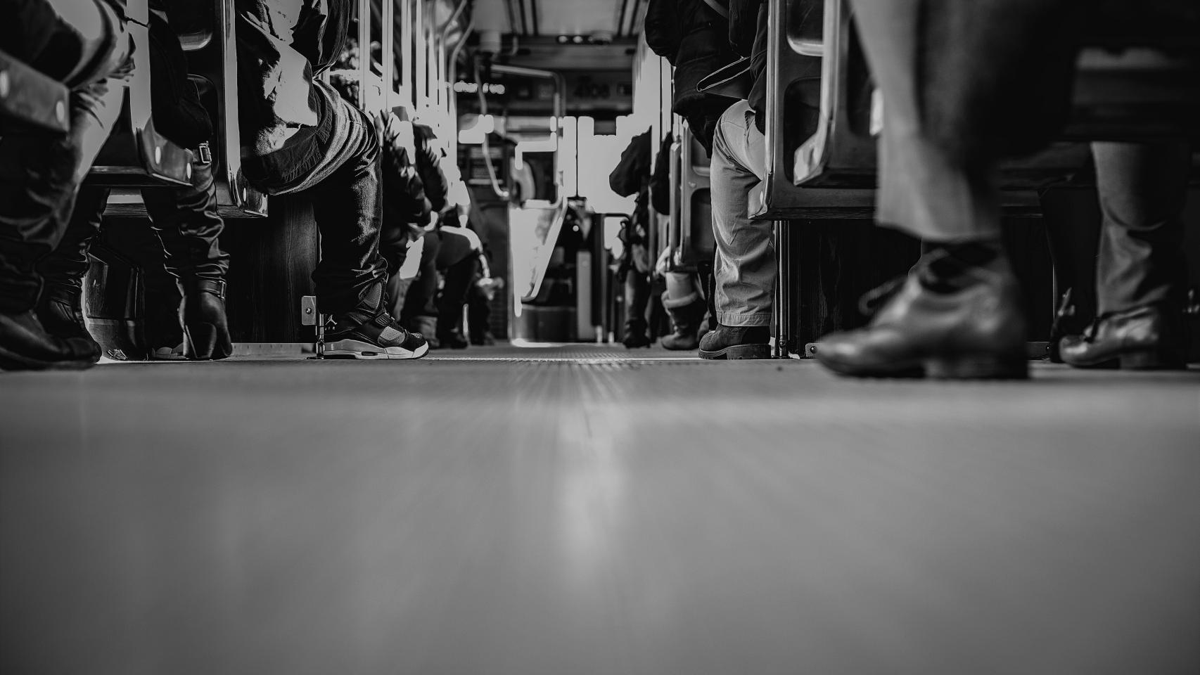 Pies de varias personas en el transporte público. Foto: Unsplash