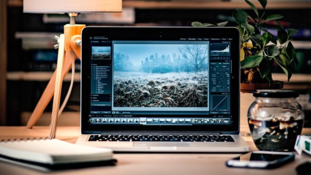 Un MacBook Pro en una mesa de trabajo.