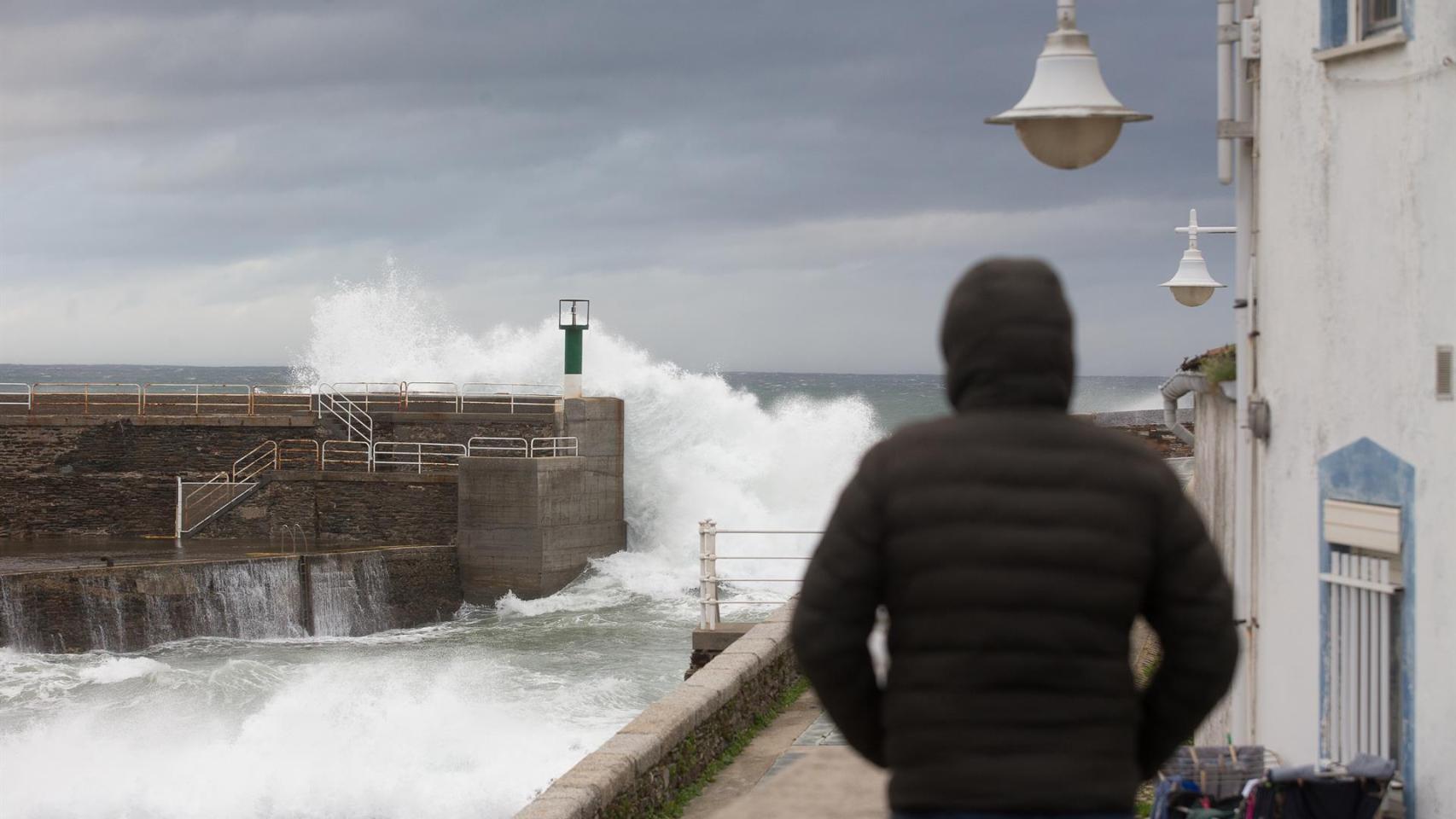 La borrasca deja en Galicia vientos de más de 160 km/h, vuelos desviados y cancela actividades