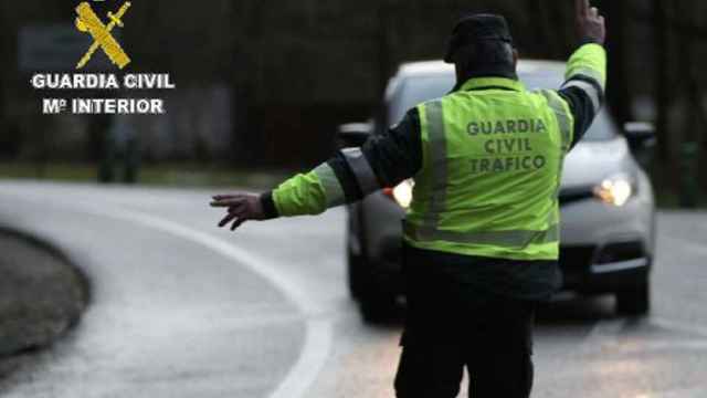 Un agente da el alto a un vehículo.