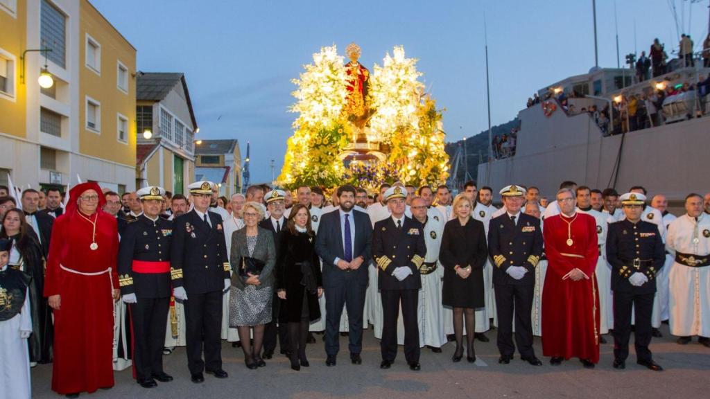 El  jefe del Estado Mayor de la Armada, Teodoro Esteban López Calderón, junto al presidente de Murcia, Fernando López Miras, en la procesión de la Agrupación de San Pedro Apóstol californio.