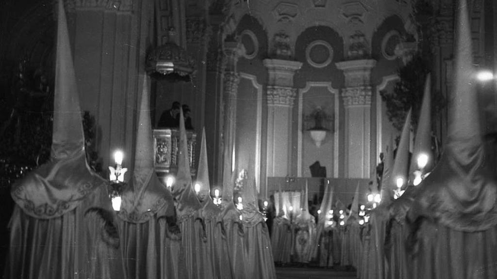 La Agrupación de San Juan Evangelista en la que salió el Jemad como penitente.