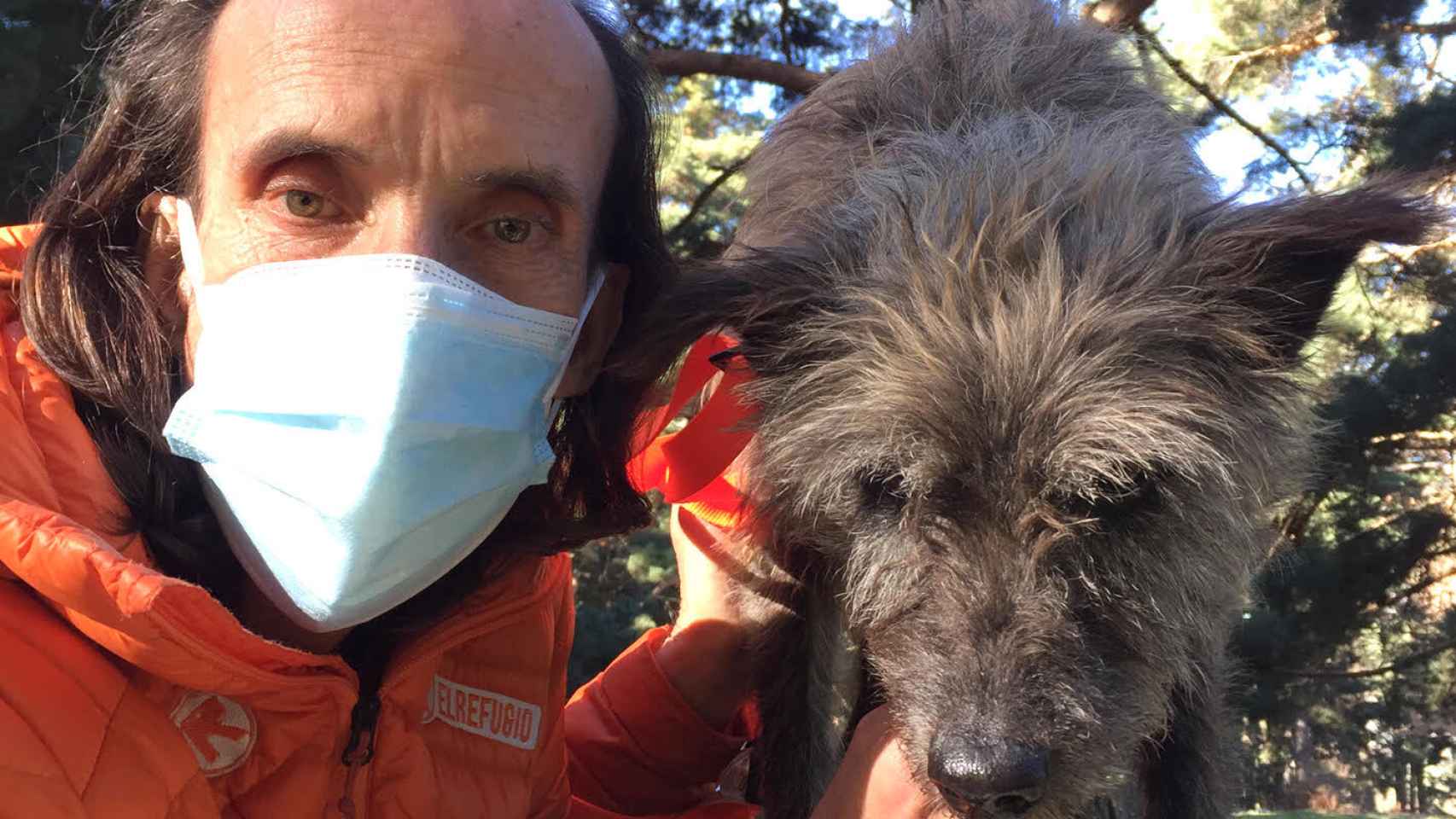 Paunero rescata mascotas de dueños muertos por coronavirus.