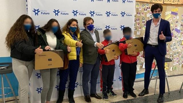 El alcalde de Madrid junto a la Presidenta de la Fundación Ebro y un representante de Madrid Futuro en el acto de entrega celebrado en Villaverde.