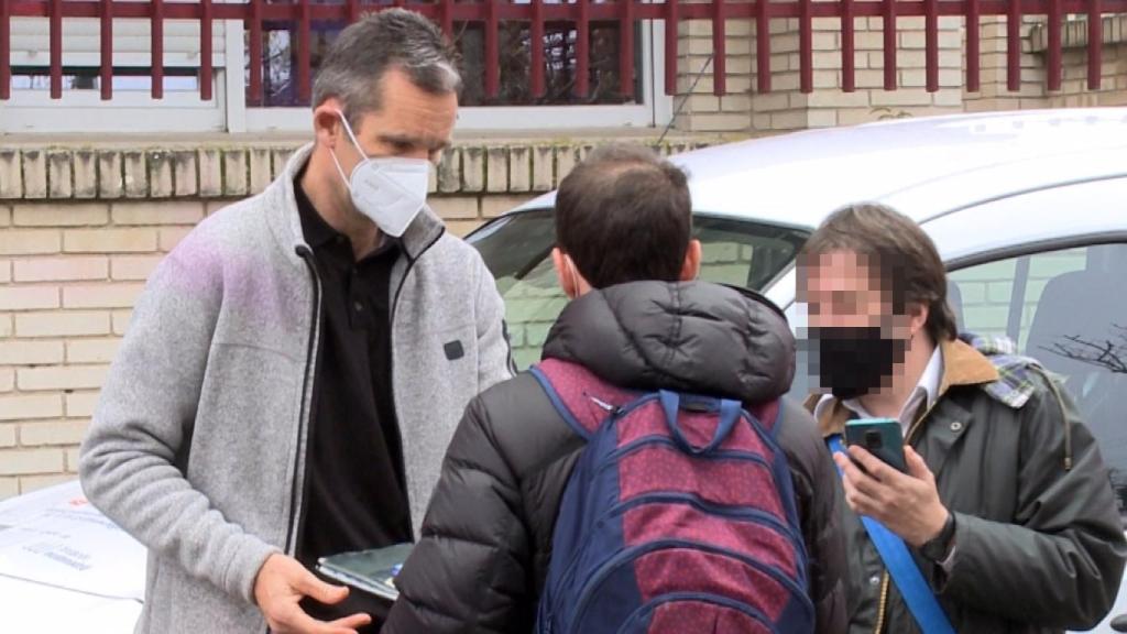 Iñaki Urdangarin accediendo a las peticiones de sus fans en la puerta de Don Orione.