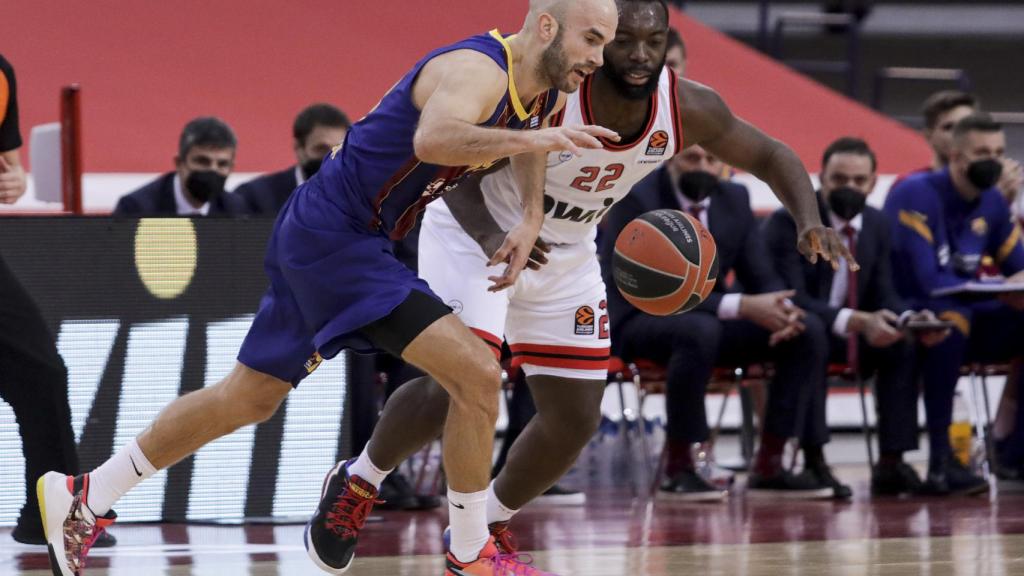 Calathes controlando el balón en el partido del Barça