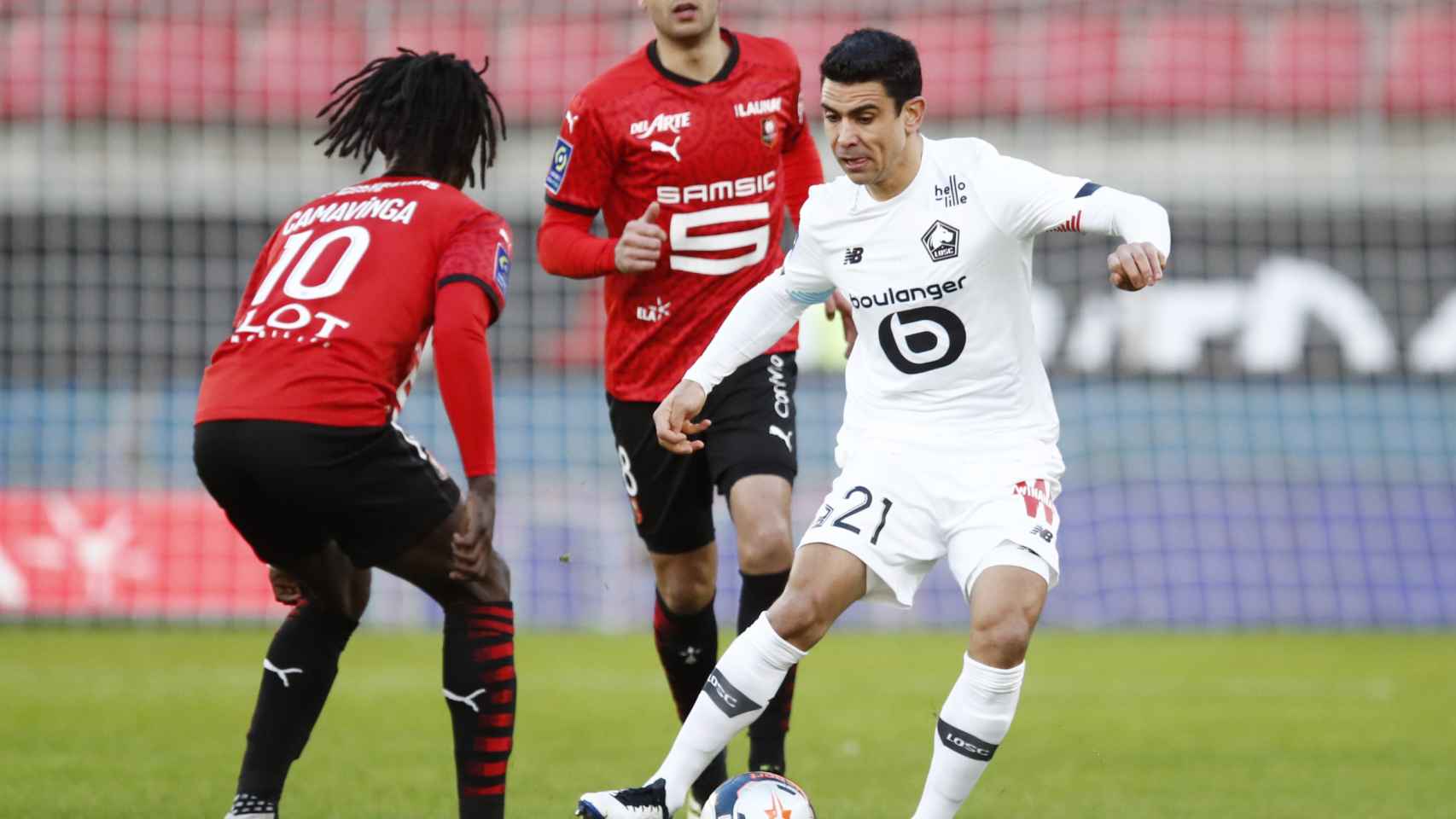 Camavinga defiende una acción frente al Lille