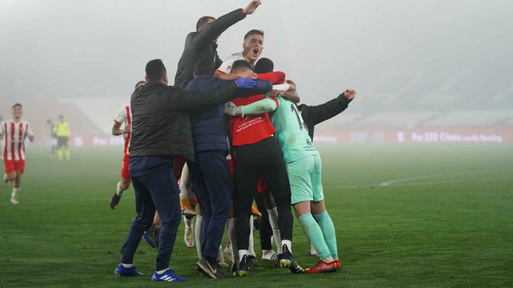 Piña de los jugadores del Almería para celebrar el pase a los cuartos de final de la Copa del Rey