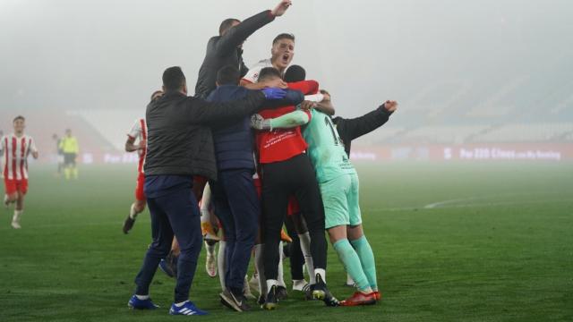 Piña de los jugadores del Almería para celebrar el pase a los cuartos de final de la Copa del Rey