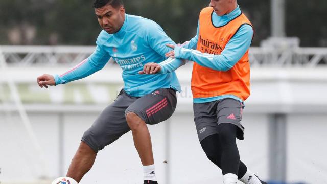 Casemiro y Sergio Arribas, durante un entrenamiento del Real Madrid