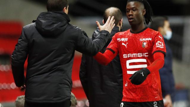 Camavinga choca su mano con su entrenador Julien Stephan