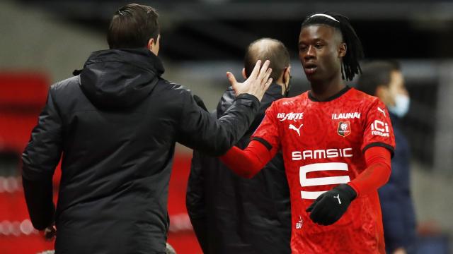 Camavinga choca su mano con su entrenador Julien Stephan