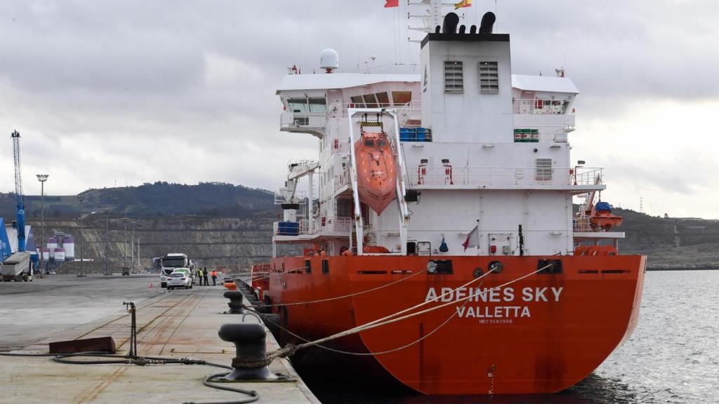 El barco atracado con una avería en el puerto de A Coruña.