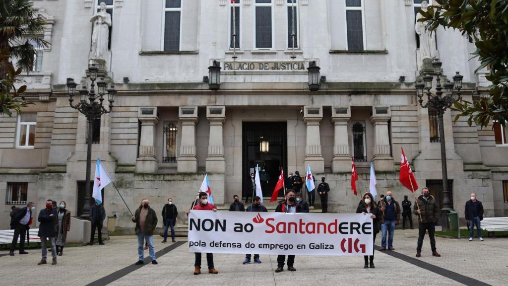 Delegados de la CIG se concentran coincidiendo con el juicio por despido de tres trabajadores del Banco Santander y delegados de este sindicato.