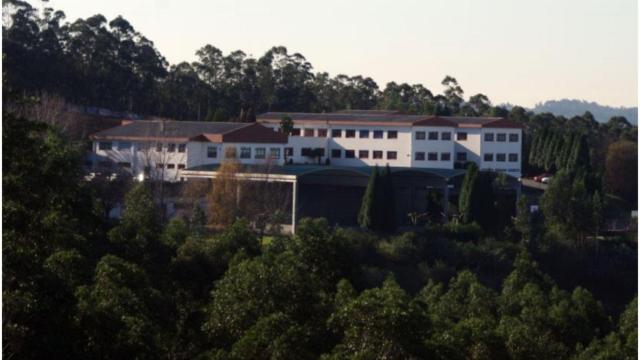 Padres del colegio Montegrande (A Coruña) piden aceras y luz para la entrada al colegio