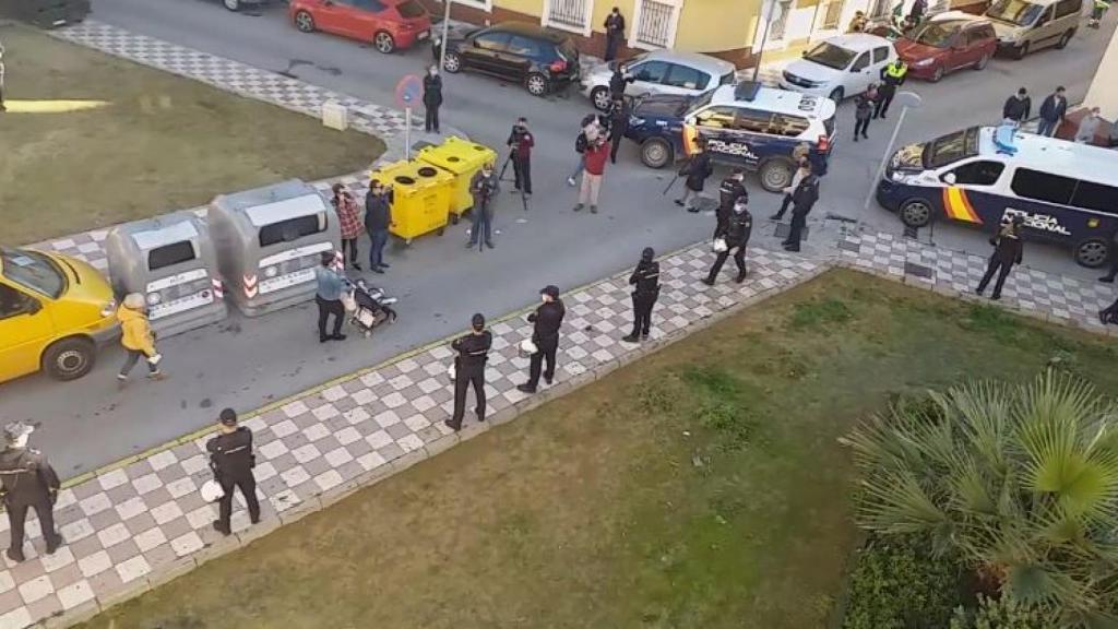 Cordón policial en torno al edificio ocupado por 22 familias en La Línea de la Concepción (Cádiz).