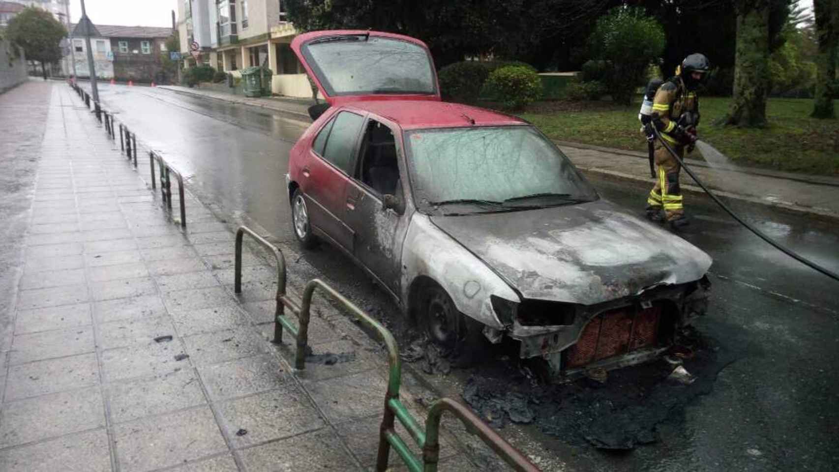 Coche incendiado en Vigo