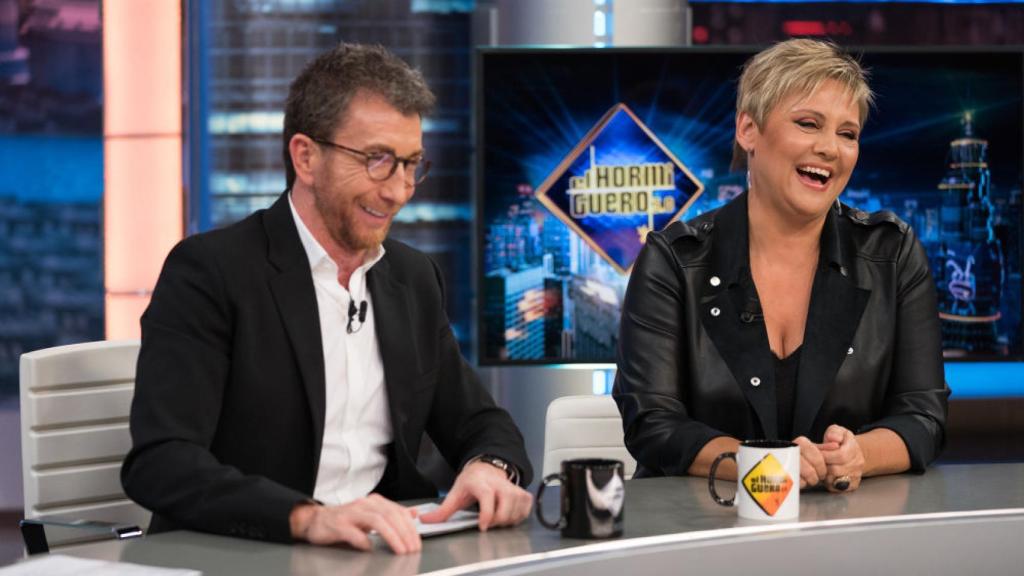 Gloria Serra junto a Pablo Motos en 'El Hormiguero'.