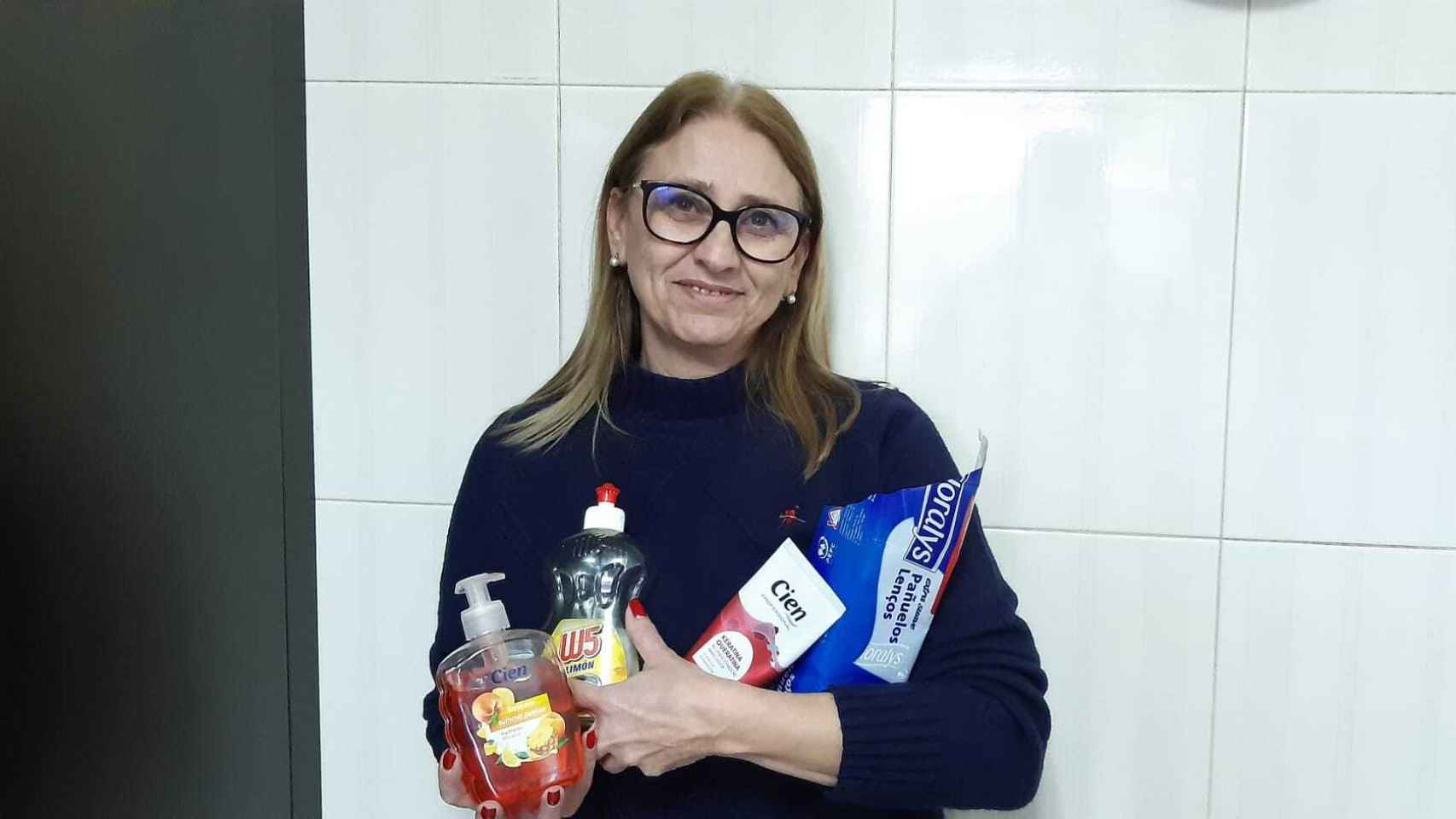 Belén Posse, una clienta fiel de Lidl, con varios de sus productos de marca propia.