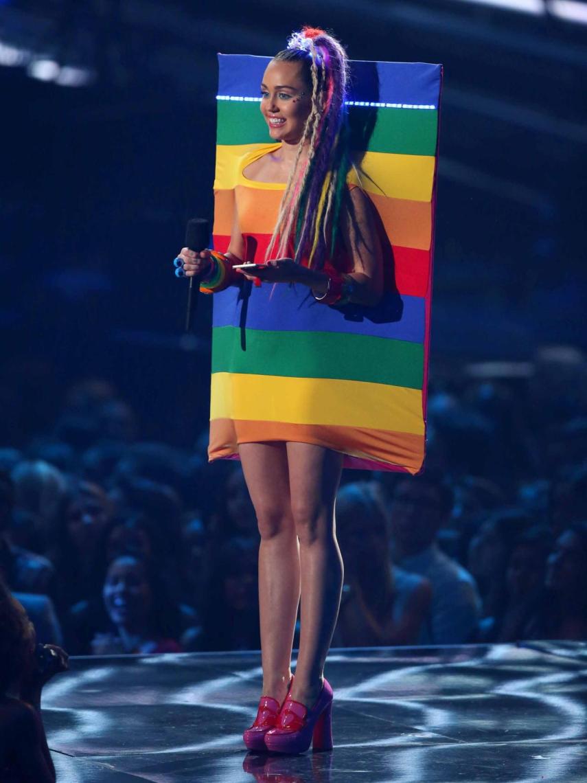 Miley Cyrus con un vestido de Ágatha Ruiz de la Prada en 2015.